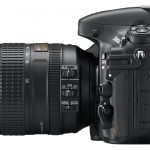 Ochronna klapka po lewej stronie obudowy zakrywa złącza: mikrofonowe, USB 3.0, słuchawkowe i HDMI.