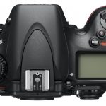 Niewielki wyświetlacz pomocniczy na górnej ścianie obudowy informuje o aktualnych ustawieniach aparatu. Poza tym na obudowie umieszczono wiele przycisków dających bezpośredni dostęp do różnych parametrów takich jak czułość czy balans bieli oraz opcji takich jak autobracketing. Ostatnia z wymienionych funkcji pozwala rejestrować w jednej serii do dziewięciu zdjęć przy różnicach naświetleń sięgających +/- 5 stopni przysłony.