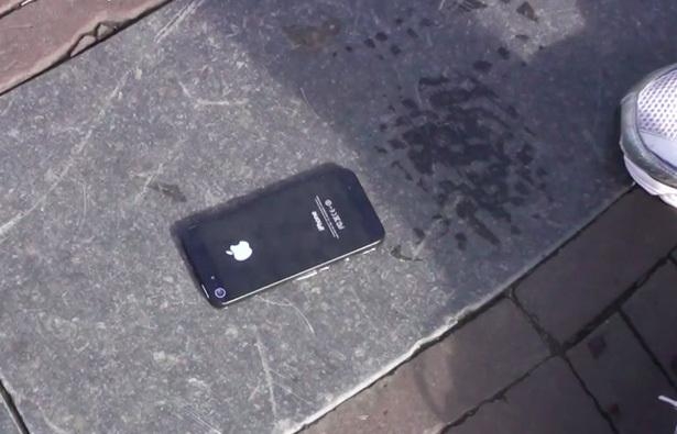 iPhone 5 przyklejony do chodnika