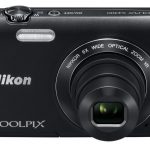 Najprostszy model z gamy aparatów Coolpix firmy Nikon dostępny jest również w wersji z ekranem dotykowym.