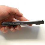 Z boku widać zakrzywiony kształt telefonu znany z modelu Xperia arc, który nadaje mu elegancki wygląd. Podoba nam się także fizyczny spust migawki aparatu fotograficznego. Inni producenci powinni naśladować to rozwiązanie.