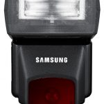 Zewnętrzna lampa błyskowa ED-SEF42A jest silniejsza od flesza wbudowanego w obudowę Samsunga NX20 (ok. 650 zł).