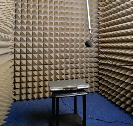 Głośność pracy mierzymy w dźwiękoszczelnej komorze testowej za pomocą miernika Cortex NC10.
