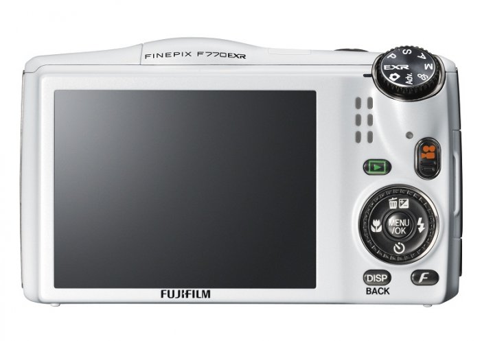 F770 EXR dobrze leży w dłoni, a skośnie umocowane pokrętło wyboru trybu pracy uławia jego obsługę. Duży wyświetlacz ma jednak przeciętną rozdzielczość.