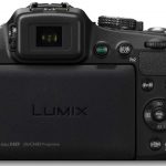 Aby chronić wyświetlacz podczas transportu aparatu, można obrócić go przodem do środka obudowy.