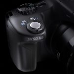 FX50 HS może nagrywać filmy w rozdzielczości Full HD. Regulacja ogniskowej przebiega wówczas wolniej, a autofokus działa w trybie śledzenia.