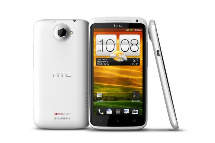 HTC One X (powyżej) ma ekran o takiej samej wielkości, jak M7.