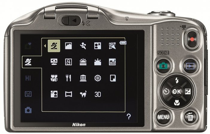 W porównaniu do innych modeli systemu Nikon 1, nowy V2 znacznie bardziej przypomina lustrzankę. Ma nie tylko wbudowany wizjer elektroniczny, ale i duży uchwyt dla prawej dłoni, a jego korpus robi solidne wrażenie.
