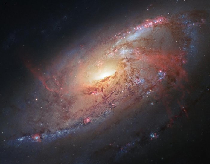 Zdjęcie galaktyki M106.