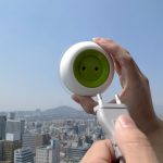 Window Socket, czyli gniazdko na szybę z wbudowaną baterią słoneczną i akumulatorem.