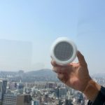 Window Socket, czyli gniazdko na szybę z wbudowaną baterią słoneczną i akumulatorem.