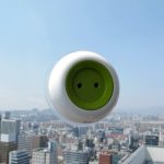 Window Socket, czyli gniazdko na szybę z wbudowaną baterią słoneczną i akumulatorem.