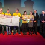 Od lewej: Bożena Gargas – prezes IWP, zespół TapBoarders, Minister Dariusz Bogdan, Tadeusz Golonka – Przewodniczący VIP Jury, Rafał Albin – Dyrektor DPE, Microsoft. Fot. Aleksander Bogdański