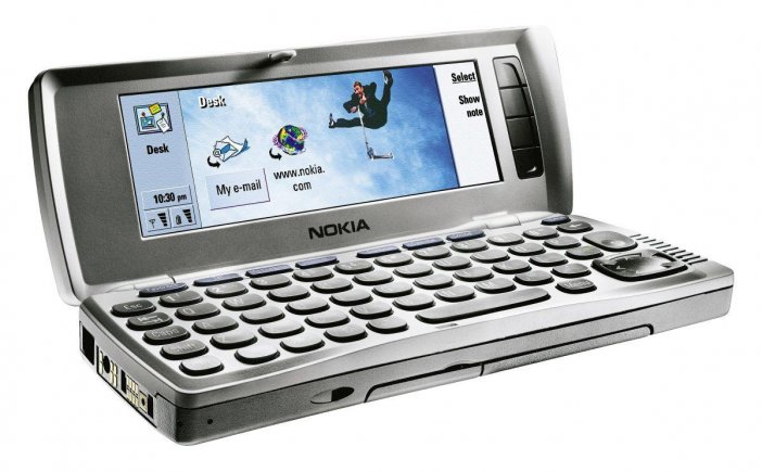 Nokia 9210 Communicator – pierwszy na świecie smartfon z kolorowym wyświetlaczem, trafił na rynek 21 listopada 2000 roku.