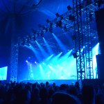 Czuły autofokus i wysoka jakość zdjęć pozwalały na skuteczne fotografowanie koncertów nawet przy słabym oświetleniu.