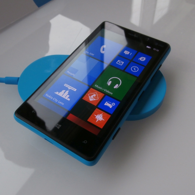 Obecnie dostępny model – Lumia 820 – zadebiutował w październiku 2012.