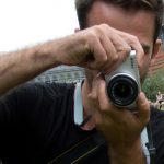 Nikon 1 J3 podczas testu praktycznego – w zgrabnych damskich dłoniach oraz... w męskich rękach.