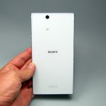 Tylna ścianka białego olbrzyma jest pokryta wytrzymałym szkłem. Akumulator jest zamontowany na stałe.