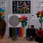 Zdjęcie wykonane w laboratorium przy słabym świetle. Na fotografii zrobionej przy słabym świetle w oczy kłuje wyraźny szum. Obraz nie jest też wystarczająco jasny.