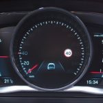 Zamiast tradycyjnych zegarów V60 wyposażone było w adaptacyjny wyświetlacz cyfrowy, na którym informacje mogły być wyświetlane w jednym z trzech trybów: eleganckim, ekologicznym i sportowym.