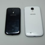 Patrząc z tyłu, dostrzeżemy różnicę jedynie w wielkości - poza tym Galaxy S4 i S4 Mini wyglądają identycznie. Wspólną cechą obu modeli jest poliwęglanowa tylna klapka, na której pozostają ślady palców.