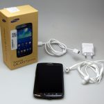 W pudełku nie znajdziemy dodatkowych akcesoriów przydatnych w plenerze. Są tu tylko słuchawki, kabel USB i ładowarka.