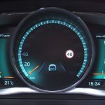 Zamiast tradycyjnych zegarów V60 wyposażone było w adaptacyjny wyświetlacz cyfrowy, na którym informacje mogły być wyświetlane w jednym z trzech trybów: eleganckim, ekologicznym i sportowym.