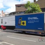 Wojna na billboardy między Samsungiem a Nokią. Zdjęcia pochodzą z ukmobilereview.com.