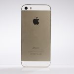 Pomijając kolor, tylna ścianka złotego iPhone'a 5S nie różni się niczym od tej w iPhonie 5.