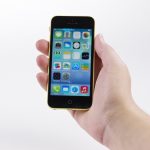 Dzięki kompaktowym wymiarom i dopracowanemu systemowi iPhone 5C daje się wygodnie obsługiwać palcami jednej dłoni. Tworzywo obudowy nie jest nieprzyjemnie tanie i nie widać na nim śladów palców, ale też nie zaskakuje szczególnie wysoką jakością.
