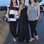 Nikon 1 V2 to mimo wszystko mały aparat, chowa się nawet w drobnych kobiecych dłoniach.