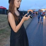 Nikon 1 V2 to mimo wszystko mały aparat, chowa się nawet w drobnych kobiecych dłoniach.