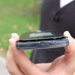 Poważniejsze upadki, na przykład z wysokości ucha, często powodują odpadanie tylnej pokrywy.