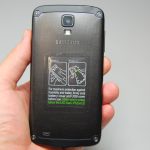 Tylną pokrywę przytrzymuje na miejscu kilka zatrzasków. By zachowała szczelność, trzeba dokładnie ją zamknąć, przyciskając w punkcie poniżej lampy błyskowej. Kiedy usłyszymy wyraźne kliknięcie zatrzasków, możemy nurkować.