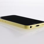 Na obudowie iPhone'a 5C umieszczono gniazdo słuchawkowe oraz interfejs Lightning. Nie ma tu slotu kart pamięci ani jakichkolwiek innych złącz.