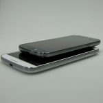 Podczas gdy Galaxy S4 ma grubość tylko 9 mm, wersja Mini jest o 1 mm grubsza.