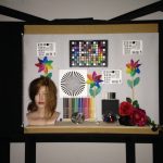 Zdjęcie laboratoryjne wykonane w całkowitej ciemności: Lampa błyskowa odpowiednio doświetla motyw, ale aparat nie jest w stanie poprawnie ustawić ostrości.