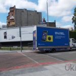 Wojna na billboardy między Samsungiem a Nokią. Zdjęcia pochodzą z ukmobilereview.com.