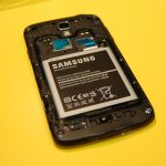 Po kąpieli znaleźliśmy w obudowie ślady wody. Mimo to telefon działał jak przedtem.