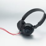 Może i wyglądają całkiem ładnie, jednak dźwięk jest daleki od ideału i bałbym się je mocniej odłożyć na biurko.