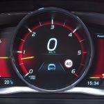 Zamiast tradycyjnych zegarów V60 wyposażone było w adaptacyjny wyświetlacz cyfrowy, na którym informacje mogły być wyświetlane w jednym z trzech trybów: eleganckim, ekologicznym i sportowym.