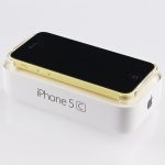 Poza obudową, również pudełko iPhone'a 5C jest wykonane z tworzywa. Smartfon chroni zaokrąglona, przeźroczysta pokrywa, przez którą od razu widać, jakiego koloru jest urządzenie.