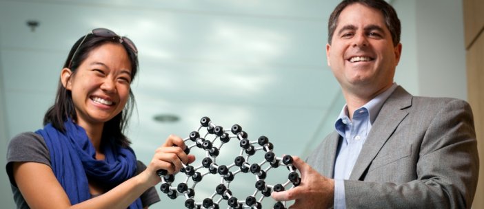 Studentka Pinshane Huang i profesor David Muller trzymający model atomowej struktury szkła