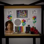 Zdjęcie laboratoryjne wykonane w całkowitej ciemności: Aparat poprawnie wybiera odległość ostrzenia, a dioda równomiernie doświetla kadr. Obraz mógłby jednak być nieco bardziej ostry.