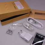 W skład zestawu oprócz smartfonu wchodzą dobrej jakości słuchawki dokanałowe z mikrofonem, ładowarka o dużej mocy, kabel USB 3.0 oraz... woreczek z tajemniczym klipsem.