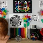 Zdjęcie laboratoryjne wykonane przy świetle dziennym: Ładne zdjęcie o naturalnych barwach i odpowiedniej ostrości. Widać jednak drobne niedoskonałości kontrastu i spadek ostrości przy krawędziach.