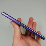 Aby obudowa zachowała wodoszczelność, sloty karty pamięci i karty SIM oraz port USB zabezpieczono niewielkimi klapkami. Korzystając z karty MicroSDXC, możemy zwiększyć pojemność dostępnej pamięci nawet o 64 GB.