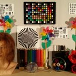 Zdjęcie laboratoryjne wykonane przy sztucznym świetle: Aparat Note'a ma tendencje do zbyt wysokiej temperatury barwowej, za to ostrość ponownie jest na dobrym poziomie. Zdjęcie nie jest może idealne, ale zasługuje na mocną czwórkę.