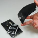 Pokrywa jest bardzo cienka, aby nie zwiększać dodatkowo ciężaru ogromnego telefonu.