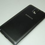 Pod względem wzornictwa Note 3 znacznie różni się od swojego poprzednika. Plastikowa tylna pokrywa została pokryta tworzywem skóropodobnym, obudowa jest kanciasta i ozdobiona srebrną ramką. Dzięki temu Note 3 wygląda bardziej elegancko i w pozytywny sposób wyróżnia się wśród innych modeli z serii Galaxy, które są do siebie bardzo podobne.